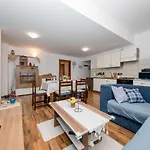 In With Seaview, Terrace, Air Condition, Wifi 아파트 *