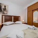 In With Seaview, Terrace, Air Condition, Wifi Mundanije