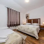 In With Seaview, Terrace, Air Condition, Wifi Апартаменты *