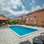 In With Seaview, Terrace, Air Condition, Wifi Mundanije