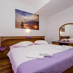 Апартаменты In With Seaview, Terrace, Air Condition, Wifi Mundanije