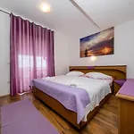 In With Seaview, Terrace, Air Condition, Wifi Mundanije