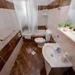 In With Seaview, Terrace, Air Condition, Wifi 아파트 Mundanije