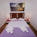 In With Seaview, Terrace, Air Condition, Wifi Апартаменты *
