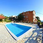 In With Seaview, Terrace, Air Condition, Wifi 아파트 Mundanije
