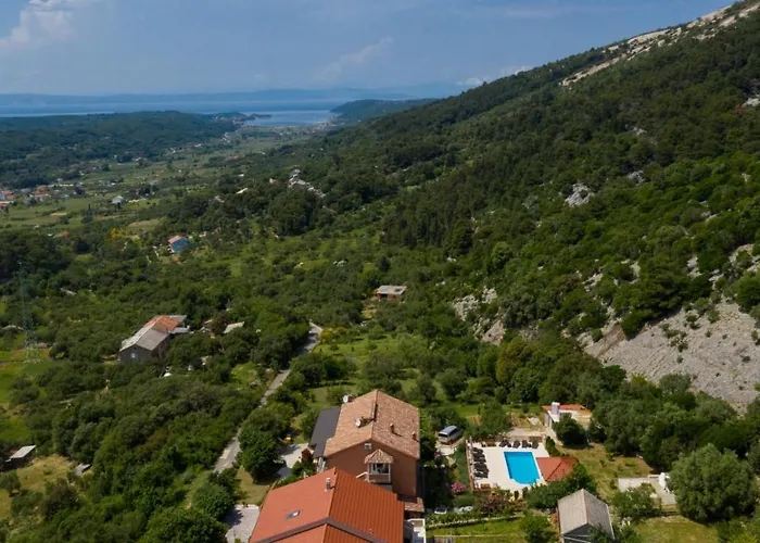 In With Seaview, Terrace, Air Condition, Wifi Mundanije
