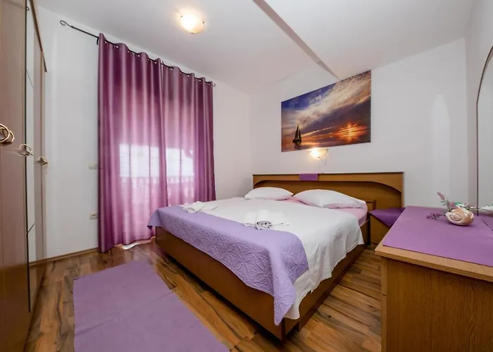 In With Seaview, Terrace, Air Condition, Wifi Mundanije