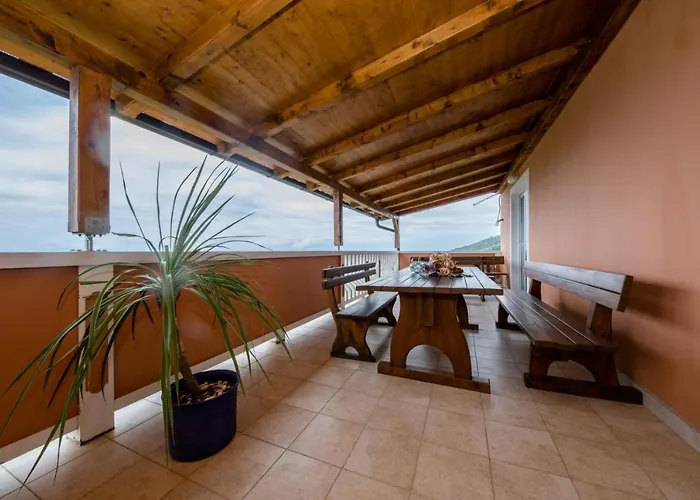 In With Seaview, Terrace, Air Condition, Wifi Apartamento Mundanije