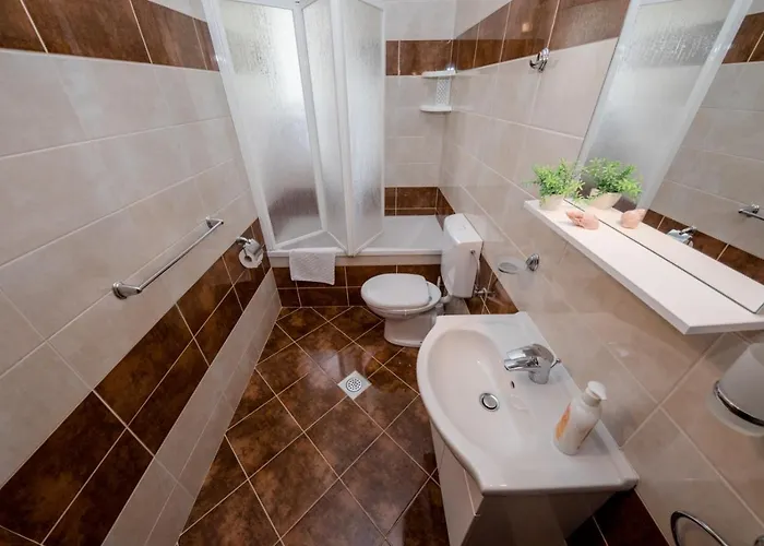 In With Seaview, Terrace, Air Condition, Wifi Apartamento Mundanije