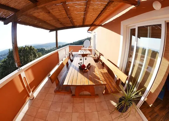 In With Seaview, Terrace, Air Condition, Wifi Mundanije