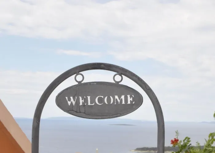 In With Seaview, Terrace, Air Condition, Wifi Mundanije