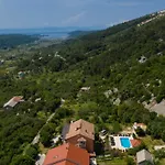 In With Seaview, Terrace, Air Condition, Wifi Mundanije