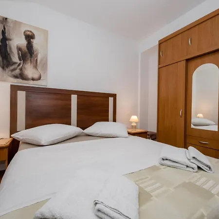 In With Seaview, Terrace, Air Condition, Wifi Mundanije