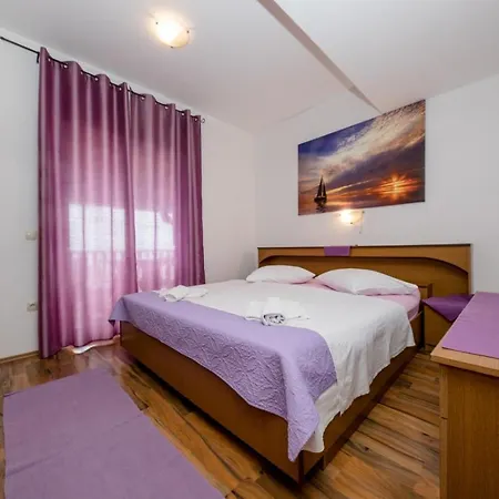 In With Seaview, Terrace, Air Condition, Wifi Mundanije
