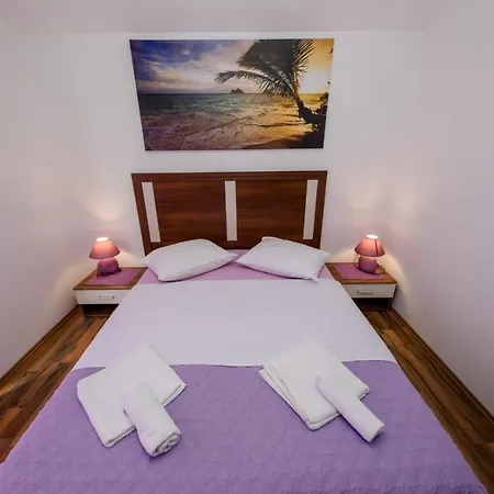 In With Seaview, Terrace, Air Condition, Wifi Apartman *