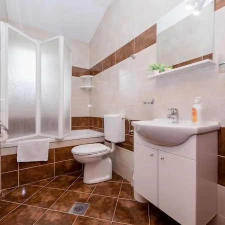 In With Seaview, Terrace, Air Condition, Wifi Apartman