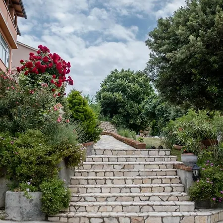 In With Seaview, Terrace, Air Condition, Wifi Mundanije