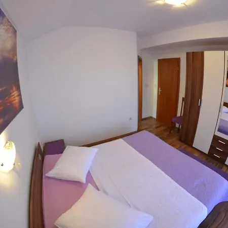 In With Seaview, Terrace, Air Condition, Wifi Mundanije