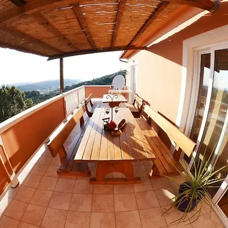 In With Seaview, Terrace, Air Condition, Wifi Mundanije