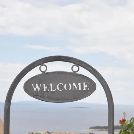 In With Seaview, Terrace, Air Condition, Wifi Mundanije