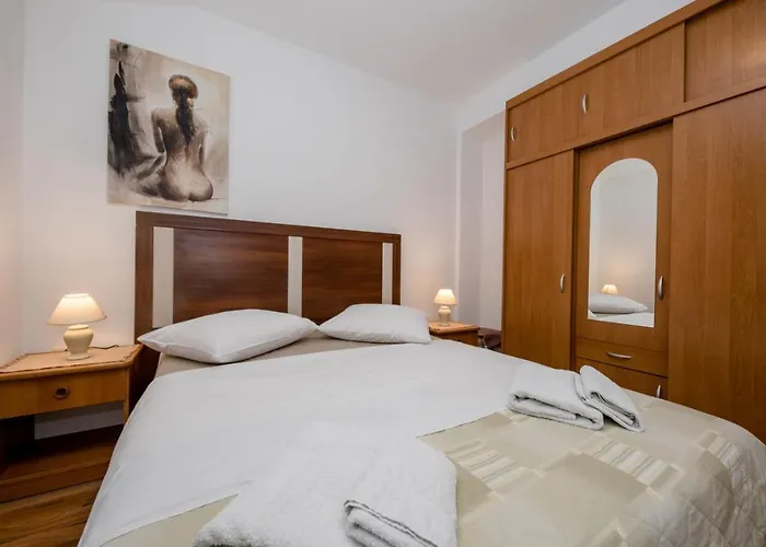 In With Seaview, Terrace, Air Condition, Wifi Mundanije