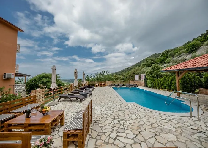 In With Seaview, Terrace, Air Condition, Wifi Mundanije