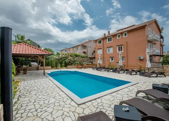 In With Seaview, Terrace, Air Condition, Wifi Mundanije