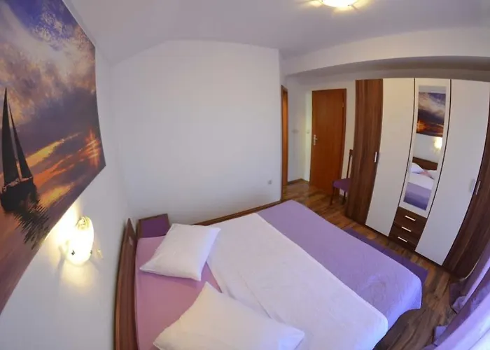 In With Seaview, Terrace, Air Condition, Wifi Mundanije